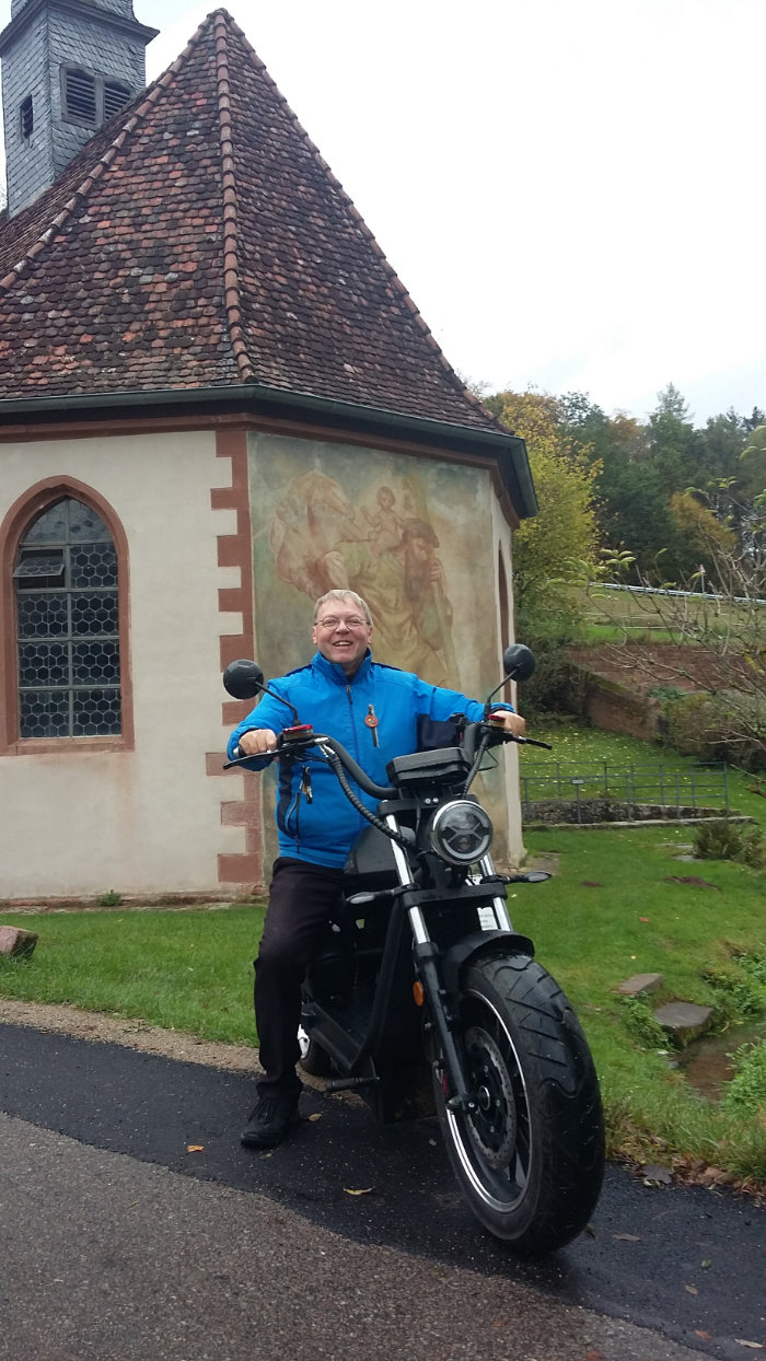 Lehrer Albert Eichmeier vor der Kapelle Amorsbrunn mit Heilquelle in Amorbach