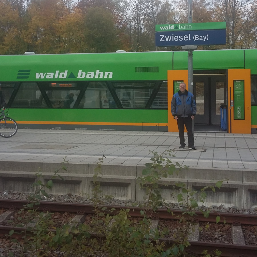 Albert Eichmeier am Bahnhof Zwiesel